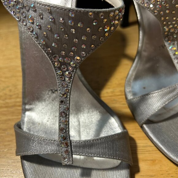 Womens Stuart Weitzman Silver Rhinestone Embellished T-Strap Sandal Heels 7.5 - Picture 4 of 11